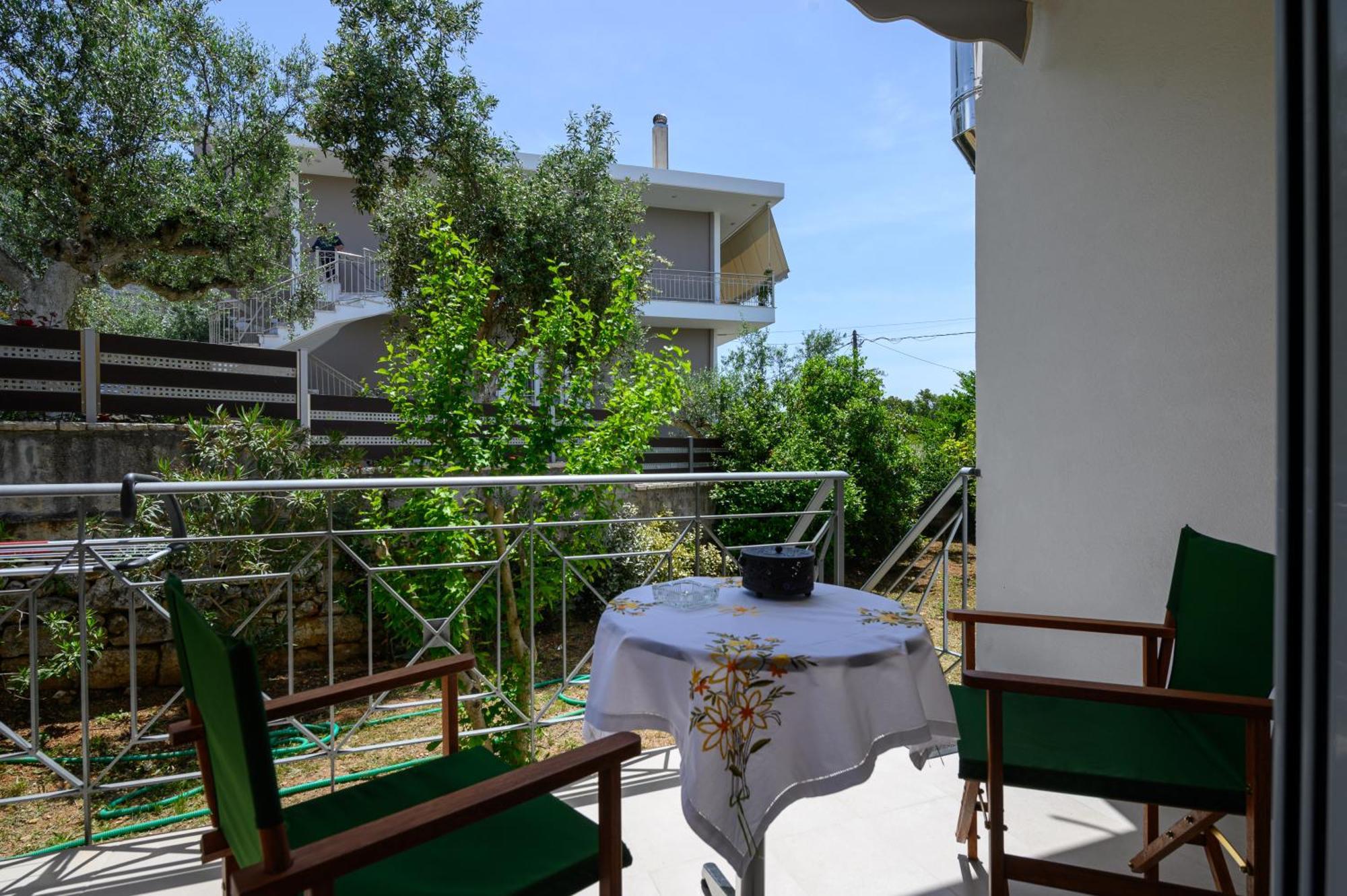 Chic Apartment In Nature, 5-Min Walk To The Beach Kalamata Luaran gambar